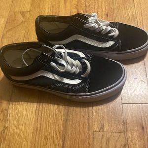 VANS OLD SKOOL BLACK AND WHITE SIZE 6